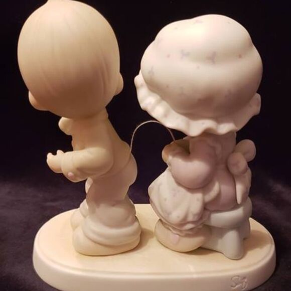 Vintage Precious Moments Sew in Love Figurine 1987 - Picture 3 of 5
